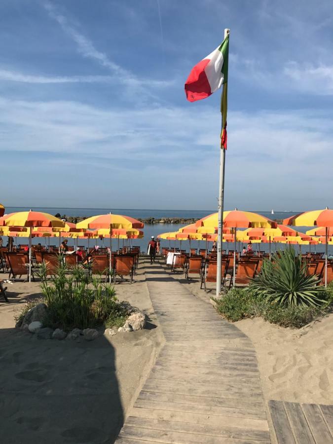 Ancora Bilocale Villa Marina di Massa Bagian luar foto